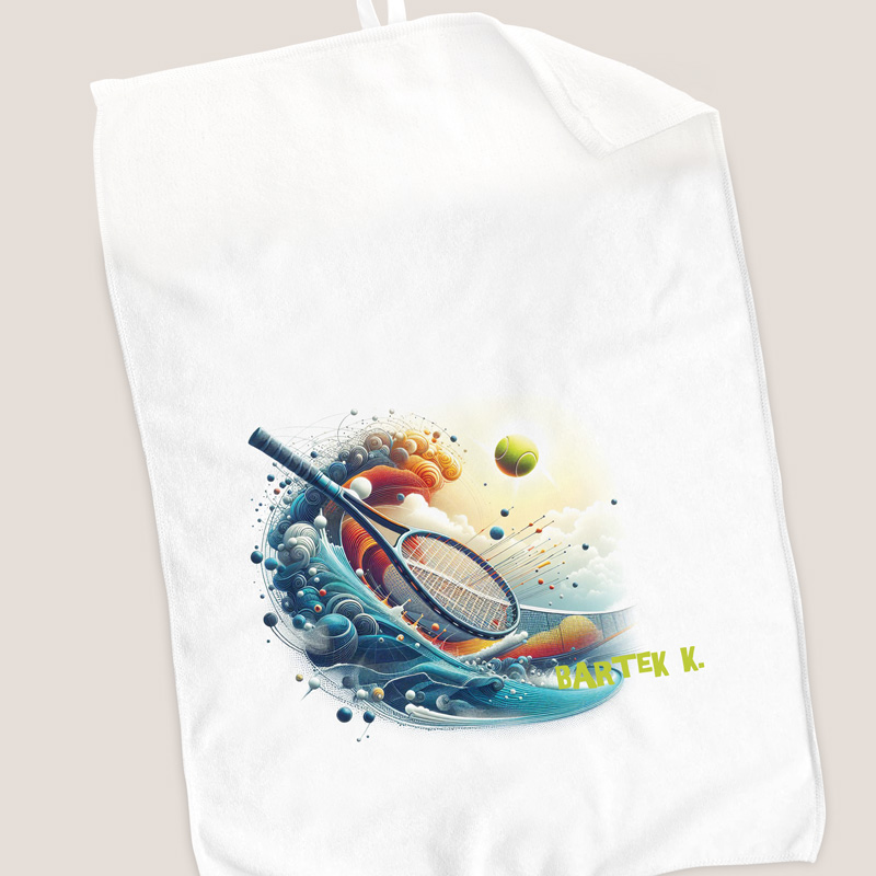 Biały ręcznik z kolorowym nadrukiem przedstawiającym rakietę tenisową, piłkę tenisową oraz dynamiczne wzory fal i chmur, obok imię.