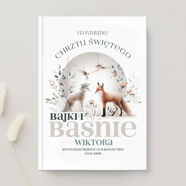Okładka książki "Bajki i Baśnie Wiktora" na pamiątkę chrztu świętego, z ilustracją dwóch lisów otoczonych kwiatami i ptakami, w delikatnych pastelowych kolorach na białym tle.