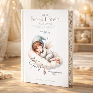 Okładka książki z tytułem 'Zbiór Bajek i Baśni na pamiątkę Chrztu Świętego', przedstawiająca śpiącego chłopca w niebieskim stroju z małymi skrzydłami, leżącego na chmurze. Na tle widać przytulne wnętrze, sprzyjające atmosferze baśniowości.