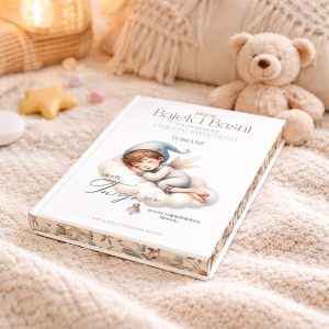 Książka z białą okładką, zatytułowana 'Zbiór Bajek i Baśni na Pamiątkę Chrztu Świętego, Tobiasz', leży na miękkim kocu obok pluszowego misia. Książka ilustruje chłopca śpiącego na chmurze.