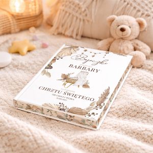 Książka z personalizowaną okładką dla Barbary z napisem 'Bajeczki', leżąca na miękkim, jasnym pledzie obok pluszowego misia, w otoczeniu dekoracji dziecięcych, takich jak gwiazda i kolorowe cukierki.