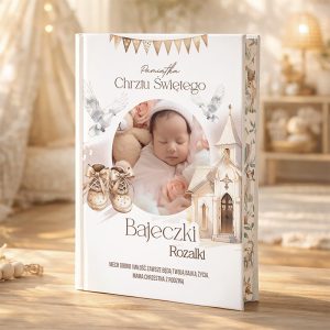 Okładka albumu z napisem 'Pamiątka Chrztu Świętego', przedstawiająca małe dziecko w różowych różach na tle stylizowanego kościoła i uroczych bucików z kokardkami. Książka umieszczona na drewnianym stole.