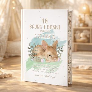 Okładka książki z tytułem '40 bajek i baśni spisanych dla Czarka', przedstawiająca ilustrację śpiącego królika wśród zieleni i kolorowych jajek, z dekoracyjnym tłem w pastelowych barwach.