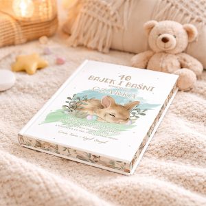 Książka "40 bajek i baśni" z rysunkiem śpiącego króliczka na okładce, leżąca na miękkim kocu obok przytulanki w kształcie misia i dekoracyjnych gwiazdek w pastelowych kolorach.