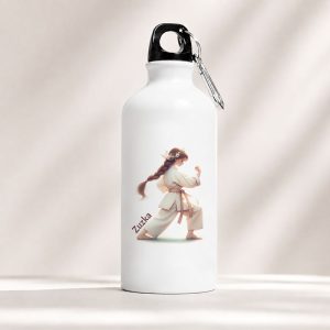 Biały bidon z ilustracją dziewczynki w karate, w białym kimono z długimi włosami, podpisany "Zutka".