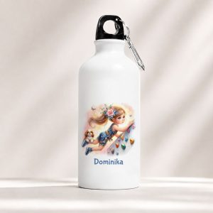 Biała butelka ze wbudowanym uchwytem, z rysunkiem dziewczynki wspinającej się po sercach i imieniem "Dominika".