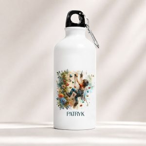 Biały bidon z ilustracją wspinającego się dziecka na skałkach oraz napisem "PATRYK".