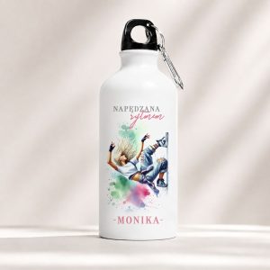 Butelka wody z grafiką przedstawiającą osobę wykonującą trik na rolkach, z napisem "NAPĘDZANA SYLWIĄ - MONIKA".