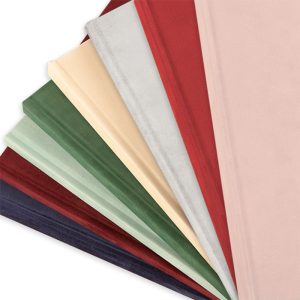 Układ kilku kolorowych teczek w różnych odcieniach, w tym czerwonym, zielonym, beżowym, szarym, różowym i bordowym, ułożonych w lekkim nachyleniu od frontu.