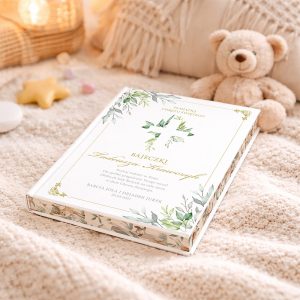 Książka o tytule 'Bajeczki' na tle jasnego koca, obok przytulanka w postaci misia; na okładce książki wizerunek zielonych liści i krzyż, z napisami w kolorze złotym.