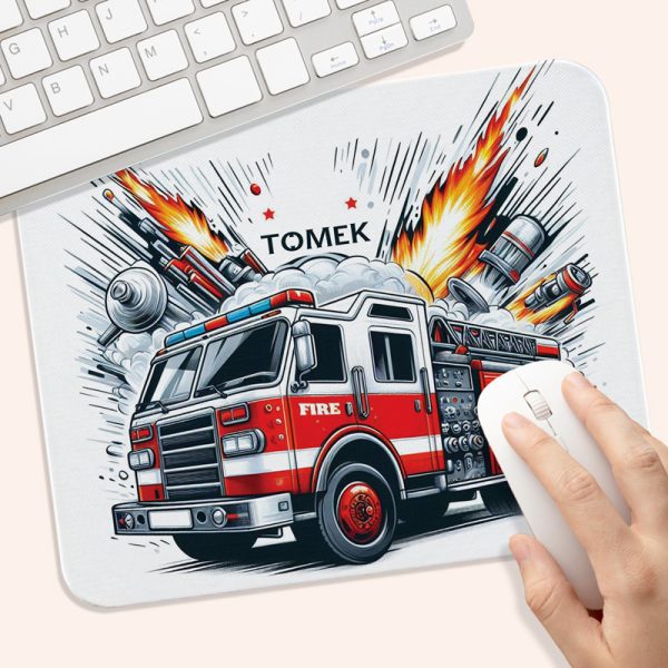 Ilustracja przedstawiająca czerwoną strażacką ciężarówkę z napisem 'TOMEK', dym i ogień w tle, stylizowana grafika na podkładce pod mysz. Personalizowana PODKŁADKA pod Myszkę Wóz Strażacki.