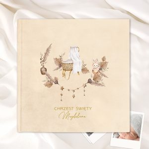 Okładka albumu w kolorze beżowym z ilustracjami, w tym koszykiem, zasłoną, króliczkiem, liśćmi i gwiazdkami, z napisem 'CHRZEST ŚWIĘTY Magdalena' na dół.