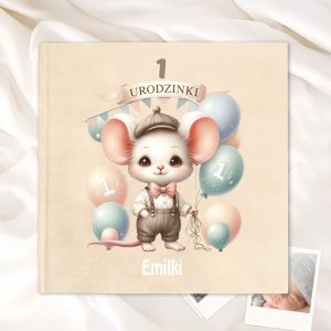 Ilustracja okładki książki z małą myszką trzymającą balony, z napisem '1 URODZINKI' i imieniem 'Emilki', na tle jasnej tkaniny.
