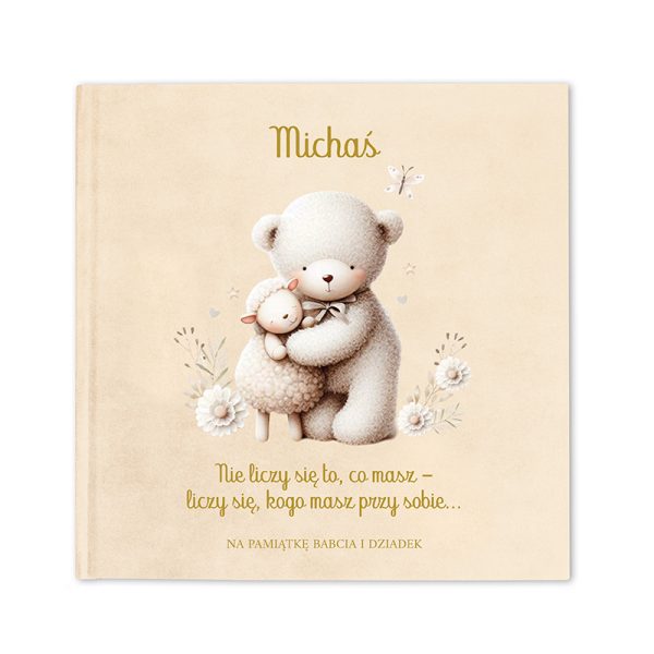 Okładka książki z ilustracją misia trzymającego owieczkę, w tle delikatne kwiaty i teksty w języku polskim, w tym imię "Michaś" oraz sentencję o wartościach bliskich osób.