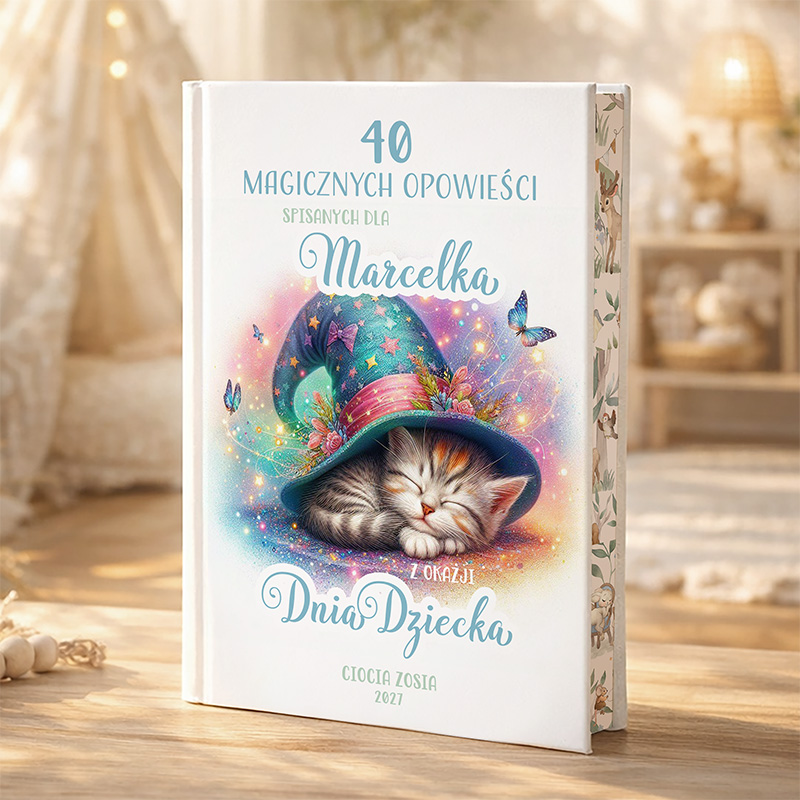 Okładka książki z tytułem '40 magicznych opowieści spisanych dla Marcelka z okazji Dnia Dziecka', na której widnieje ilustracja śpiącego kota w kolorowym kapeluszu, w otoczeniu motyli i gwiazdek, na tle jasnego, przytulnego wnętrza.