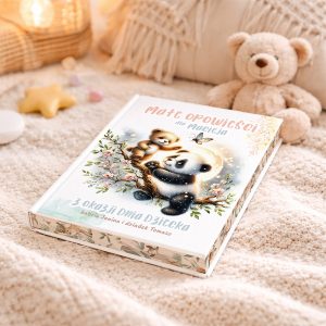 Ilustracja przedstawiająca książkę 'Małe opowieści dla Małgosi' leżącą na jasnym, włochatym kocu. Książka ma kreatywną okładkę z rysunkiem misiów, jednego pandy i jednego brunatnego, otoczonych kwiatami. W tle widać pluszowego misia i miękkie, pastelowe akcesoria dziecięce.