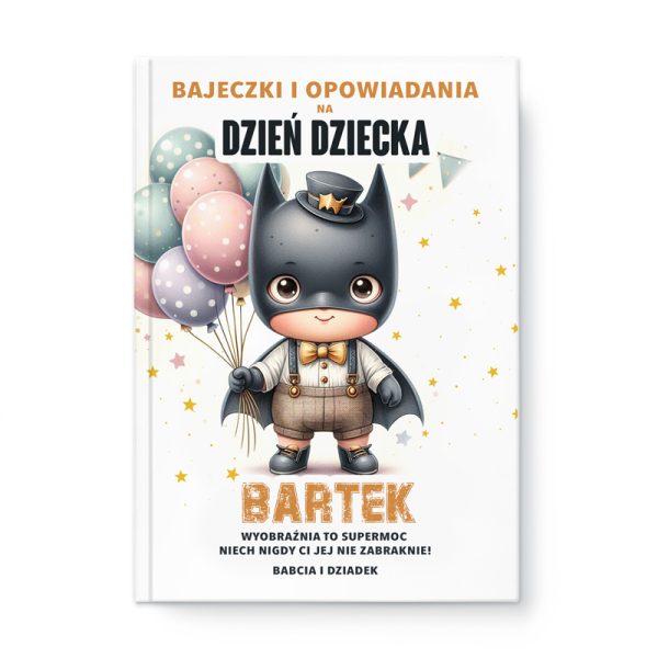 Okładka książki z tytułem "Bajeczki i opowiadania na Dzień Dziecka". Na ilustracji widoczny jest mały chłopiec przebrany za superbohatera, trzymający kolorowe balony. Chłopiec ma na sobie czarny strój, kapelusz i pelerynę, a tło zdobią gwiazdki oraz wielokolorowe elementy dekoracyjne.
