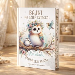 Książka z kolorową okładką przedstawiającą dwa puchate sowy, z jedną większą noszącą kwiaty na głowie, a mniejszą siedzącą obok nich; napis na okładce to "Bajki na Dzień Dziecka" oraz "Karolinka Słodkich Snów". W tle delikatne, przytulne otoczenie.