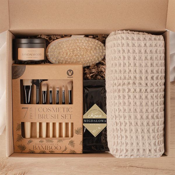 Zestaw prezentowy w kartonie zawiera świecę zapachową sandalwood, naturalną gąbkę do masażu, zestaw pędzli kosmetycznych z bambusa, paczkę kawy migdałowej oraz miękki ręcznik w delikatnym kolorze.