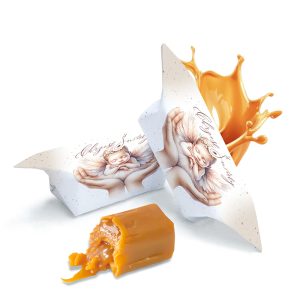 Opakowanie czekoladek z nadrukiem przedstawiającym aniołka, obok widoczny kawałek miękkiego toffi, a w tle kropla karmelu rozpryskująca się na białym tle.