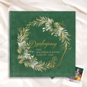 Zielona okładka albumu z dekoracyjnym wieńcem z roślin, napis "Dziękujemy Pani Małgorzacie Kłosik Klasa 8B - 2026".