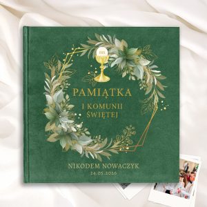 Zielona okładka albumu z liśćmi i kielichem, napis "PAMIĄTKA I KOMUNII ŚWIĘTEJ" oraz imię i nazwisko "NIKODEM NOWACZYK" i data "24.05.2026".