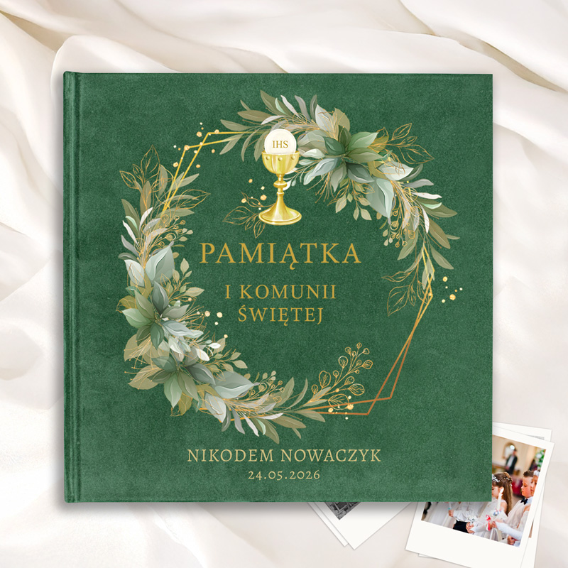 Zielona okładka albumu z liśćmi i kielichem, napis "PAMIĄTKA I KOMUNII ŚWIĘTEJ" oraz imię i nazwisko "NIKODEM NOWACZYK" i data "24.05.2026".