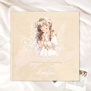 Okładka albumu z delikatną ilustracją dziewczynki w białej sukni, modlącej się z rękami złożonymi na piersi, ozdobionej wiankiem z kwiatów, z napisem 'PAMIĄTKA I Komunii Świętej Amelka' na jasnym tle.
