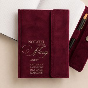 Czerwony notes z napisem "NOTATKI SUPER MAMY ANETY CZYLI PLAN RATUNKOWY DLA CAŁEJ RODZINY!" na okładce.