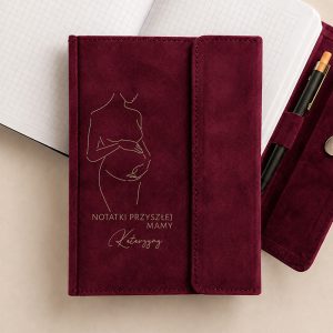 Czerwony notes z grafiką przedstawiającą kobietę w ciąży oraz napisem "Notatki przyszłej mamy".