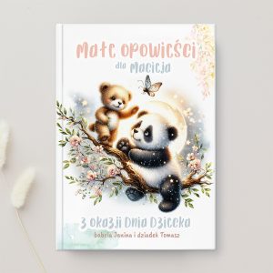 Okładka książki z dwoma uroczymi niedźwiadkami, jednym pandą, siedzącymi na gałęzi wśród kwiatów, z motylem w tle i księżycem; tytuł 'Małe opowieści dla Macieja' i napis '3 okazji Dnia Dziecka' u dołu.