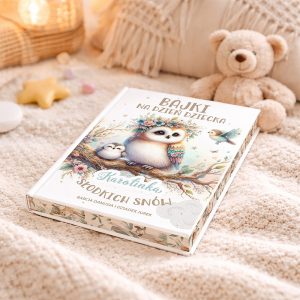 Książka z bajkami na Dzień Dziecka leży na miękkim kocu, z ilustracją dwóch sów na okładce, ozdobioną kwiatami, obok leży pluszowy miś i kilka kolorowych elementów dekoracyjnych.