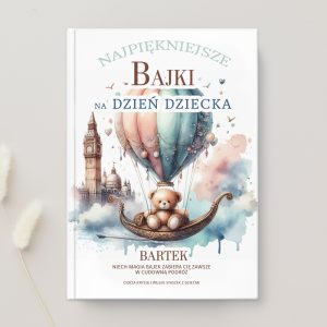 Okładka książki "Najpiękniejsze bajki na Dzień Dziecka" z ilustracją balonu unoszącego się w powietrzu, w którym siedzi pluszowy miś. W tle widać wieżę Big Ben i inne elementy architektury, a tło jest w delikatnych pastelowych kolorach.
