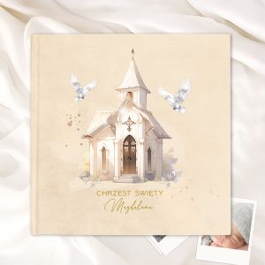Ilustracja przedstawiająca okładkę albumu z wizerunkiem kościoła, nad którym unoszą się dwie białe gołębie, z napisem 'Chrzest Święty Magdalena' w złotym kolorze, umieszczona na tle białych materiałów.