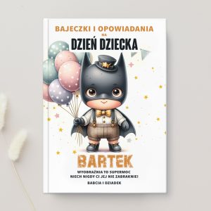 Okładka książki na Dzień Dziecka z tytułem 'Bajeczki i opowiadania na Dzień Dziecka'. Na froncie znajduje się urocza postać chłopca przebrana za superbohatera w czarnym kostiumie, trzymającego kolorowe balony. W dolnej części widnieje imię 'BARTEK' oraz zachęta do korzystania z wyobraźni, podpisana 'Babcia i Dziadek'.