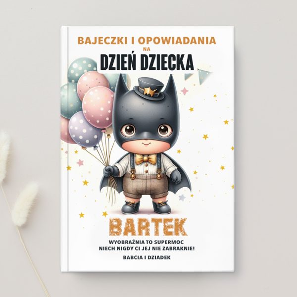 Okładka książki na Dzień Dziecka z tytułem 'Bajeczki i opowiadania na Dzień Dziecka'. Na froncie znajduje się urocza postać chłopca przebrana za superbohatera w czarnym kostiumie, trzymającego kolorowe balony. W dolnej części widnieje imię 'BARTEK' oraz zachęta do korzystania z wyobraźni, podpisana 'Babcia i Dziadek'.