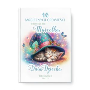 Okładka książki z tytułem '40 magicznych opowieści spisanych dla Marcelka' na tle kolorowego rysunku przedstawiającego śpiącego kota w kapeluszu czarodzieja, otoczonego motylami i błyszczącymi efektami. Na dole znajduje się napis 'Z okazji Dnia Dziecka' oraz imię 'Ciocia Zosia' i data '26.07.26'.