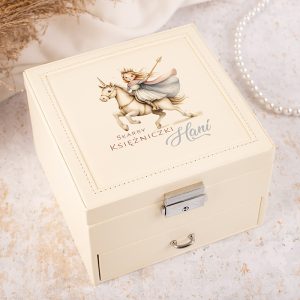 Biała szkatułka z ilustracją dziewczynki na jednorożcu oraz napisem "Skarby Księżniczki Hani".