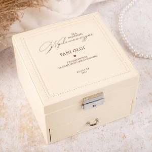 Pudełko z napisem dedykacyjnym dla Pani Olgi, z eleganckim zdobieniem i zamknięciem.