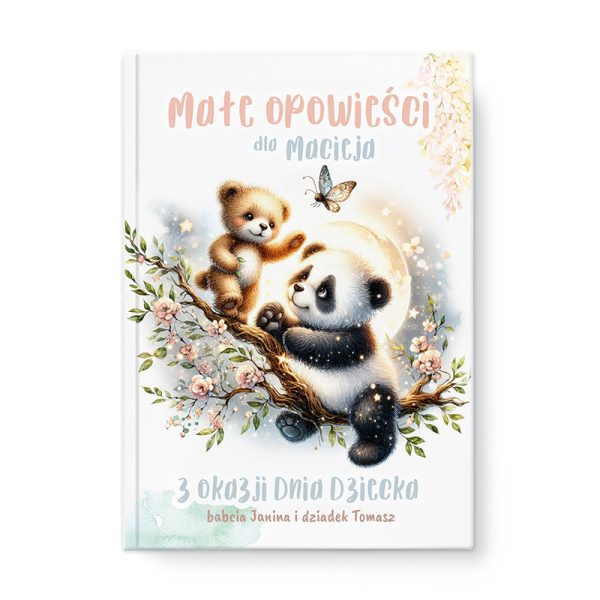 Okładka książki z tytułem 'Małe opowieści dla Maciusia', przedstawiająca misia panda i małego misia siedzących na gałęzi otoczonej kwiatami, z motylem i księżycem w tle.