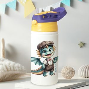 Bidon z rysunkiem przyjaznego smoka w kapeluszu i muszce, stojący na białej podstawie w przytulnym otoczeniu z kolorowymi dekoracjami w tle.