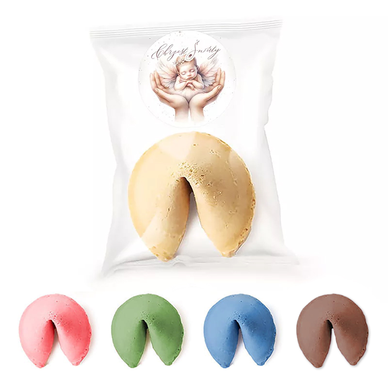 W opakowaniu znajduje się duża ciasteczka z wróżbą koloru beżowego oraz cztery mniejsze ciasteczka w kolorach różowym, zielonym, niebieskim i brązowym, obok siebie na białym tle.