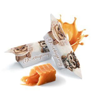 Dwie ozdobne paczki z przyjaznymi sowami i napisem 'Dziękujemy', obok kawałek delikatnego karmelu, a w tle rozpryskujący się płynny sos karmelowy.