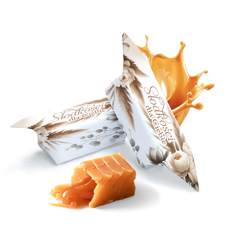 Dwa opakowania cukierków z białym i złotym tłem, z napisem 'Słodkości dla Ciebie', obok kawałek brązowego cukierka show pomarańczowy wyciek na tle białym.