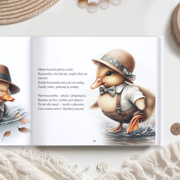 Ilustracja przedstawiająca małą kaczkę w kapeluszu i muszce, stojącą na brzegu wody, z lekko uniesioną nóżką, obok niej druga kaczka w kapeluszu, kontemplująca sytuację. Na stronach książki znajdują się teksty o nauce i odwadze. W tle widoczny stół z naturalnych materiałów oraz koc.