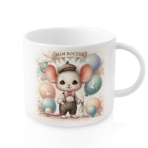 Biała filiżanka z ilustracją uroczej myszki w kapeluszu i muszce, trzymającej balony w różnych kolorach, z napisem na wstędze 'MAM ROCZEK' oraz cyfrą '1'.