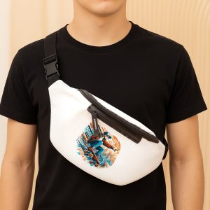 Osoba nosząca czarną koszulkę z białą saszetką na ramieniu, na której znajduje się kolorowy nadruk przedstawiający skateboardzistę.