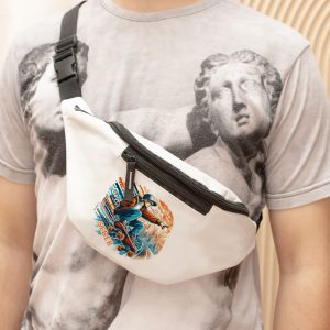 Mężczyzna noszący torbę na biodro w kolorze białym z graficznym nadrukiem przedstawiającym skatera na rolkach, ubrany w szary t-shirt z grafiką klasycznych rzeźb.