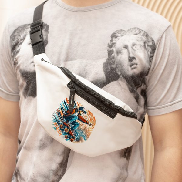 Mężczyzna noszący torbę na biodro w kolorze białym z graficznym nadrukiem przedstawiającym skatera na rolkach, ubrany w szary t-shirt z grafiką klasycznych rzeźb.