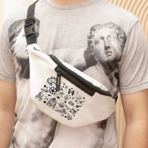 Mężczyzna noszący torbę biodrową z ilustracjami związanymi z kosmosem, na tle t-shirta z brodą w stylu klasycznym, w pastelowych kolorach na neutralnym tle.